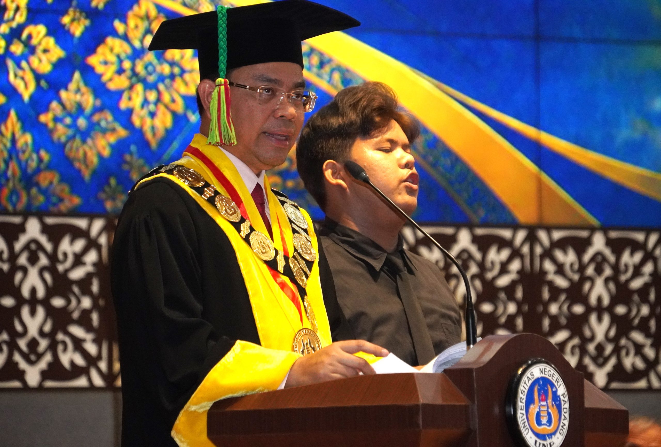 Rektor Ir. Krismadinata, Ph.D saat menyampaikan pidato pada Wisuda 145 Periode September, Senin (28/9/2026). (Foto: Tim KKPS)