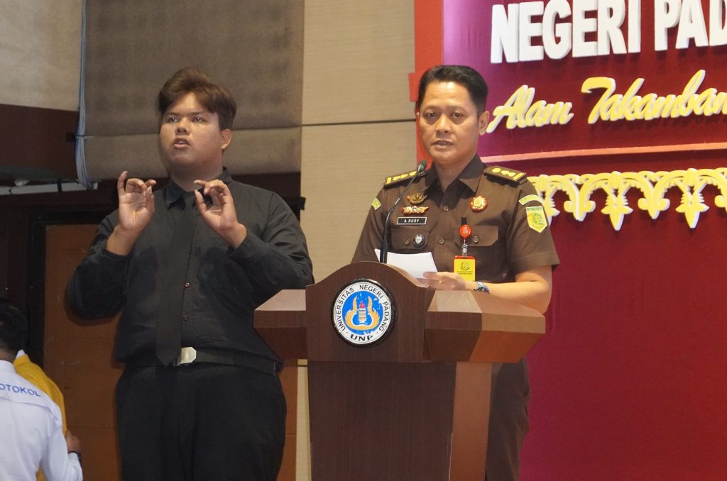 Koordinator Bidang Pidana Khusus (Pidsus) Kejaksaan Tinggi Sumatera Barat (Kejati Sumbar), Alexander Rudy, S.H., M.H., didampingi Juru Bahasa Isyarat saat menyampaikan orasi ilmiah, Senin (28/9/2026) (Foto: Tim KKPS)
