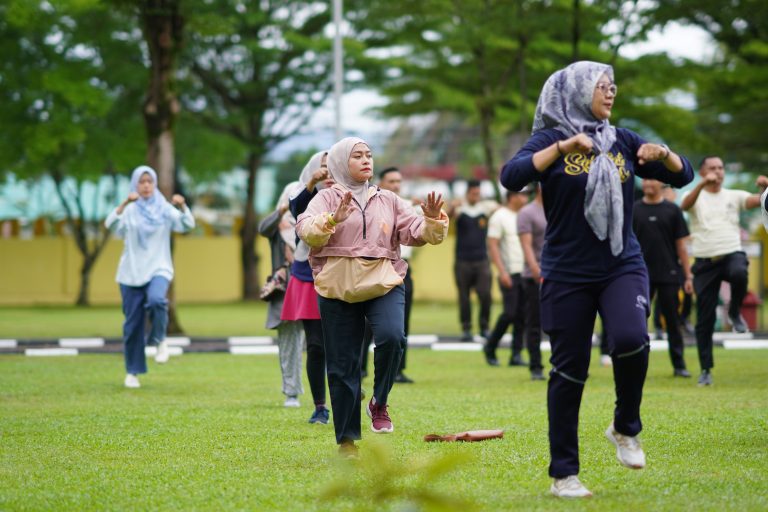 Senam UNP Bugar di Ruang Terbuka Hijau Gedung Rektorat UNP. (Foto: Tim Liputan KKPS)