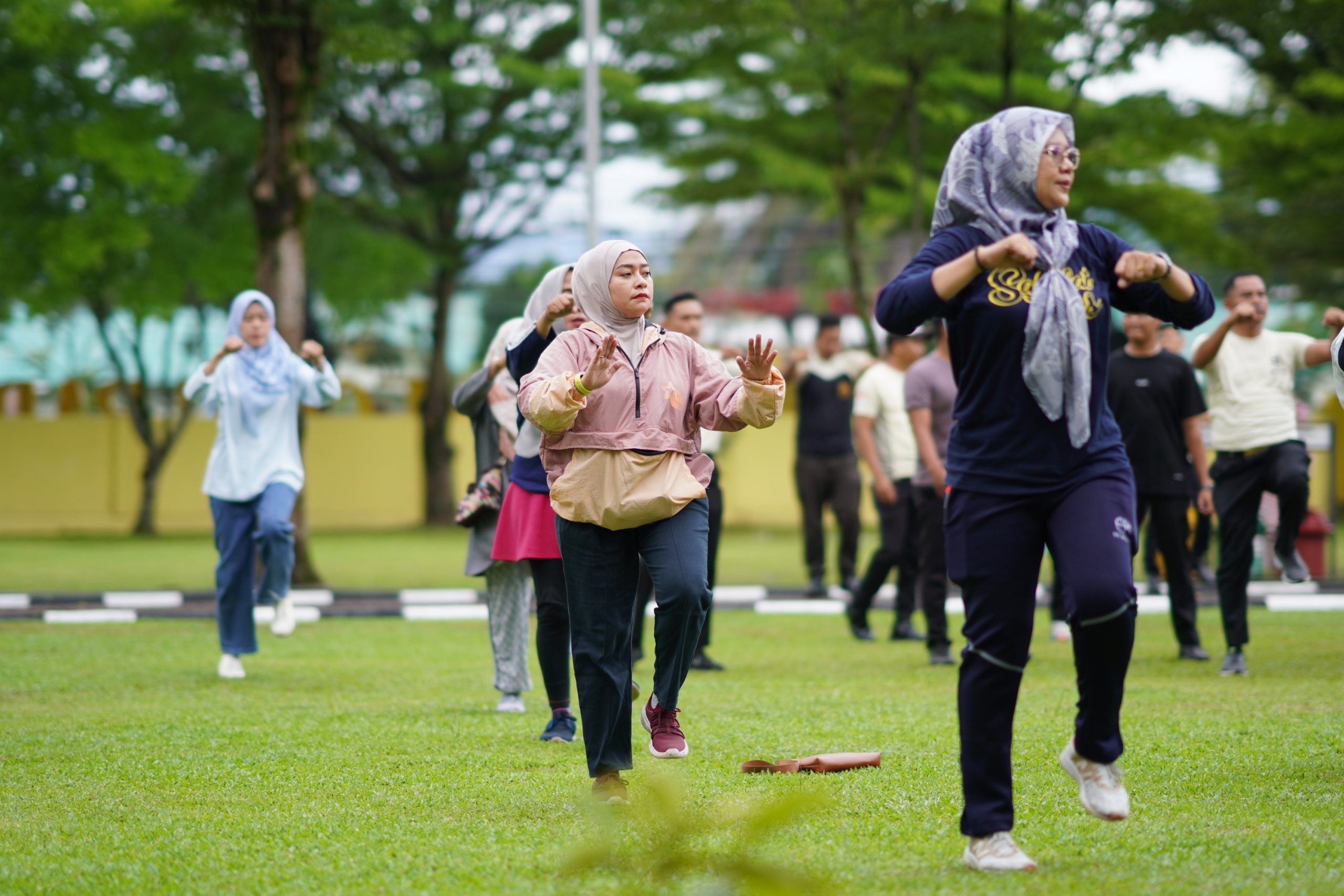 Senam UNP Bugar di Ruang Terbuka Hijau Gedung Rektorat UNP. (Foto: Tim Liputan KKPS)