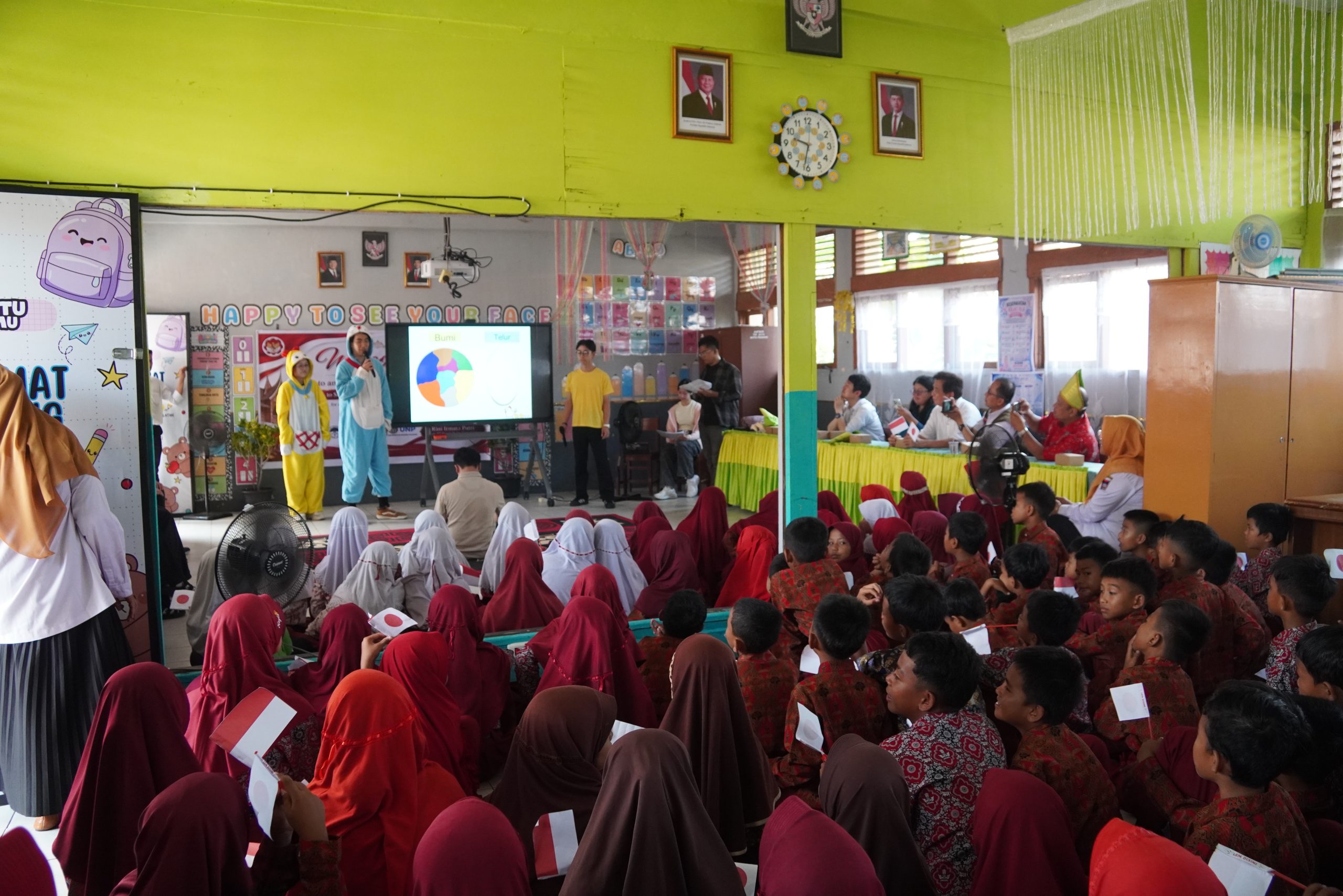 Mahasiswa dari Jepang yang tergabung program Kyoto & Kansai University Disaster Prevention School (KIDS) saat mempresentasikan mitigasi gempa kepada Siswa SDN 18 dan SDN 19 Kota Padang. (Foto: Dian Melsa/ Kantor Komunikasi dan Pemasaran Strategis)