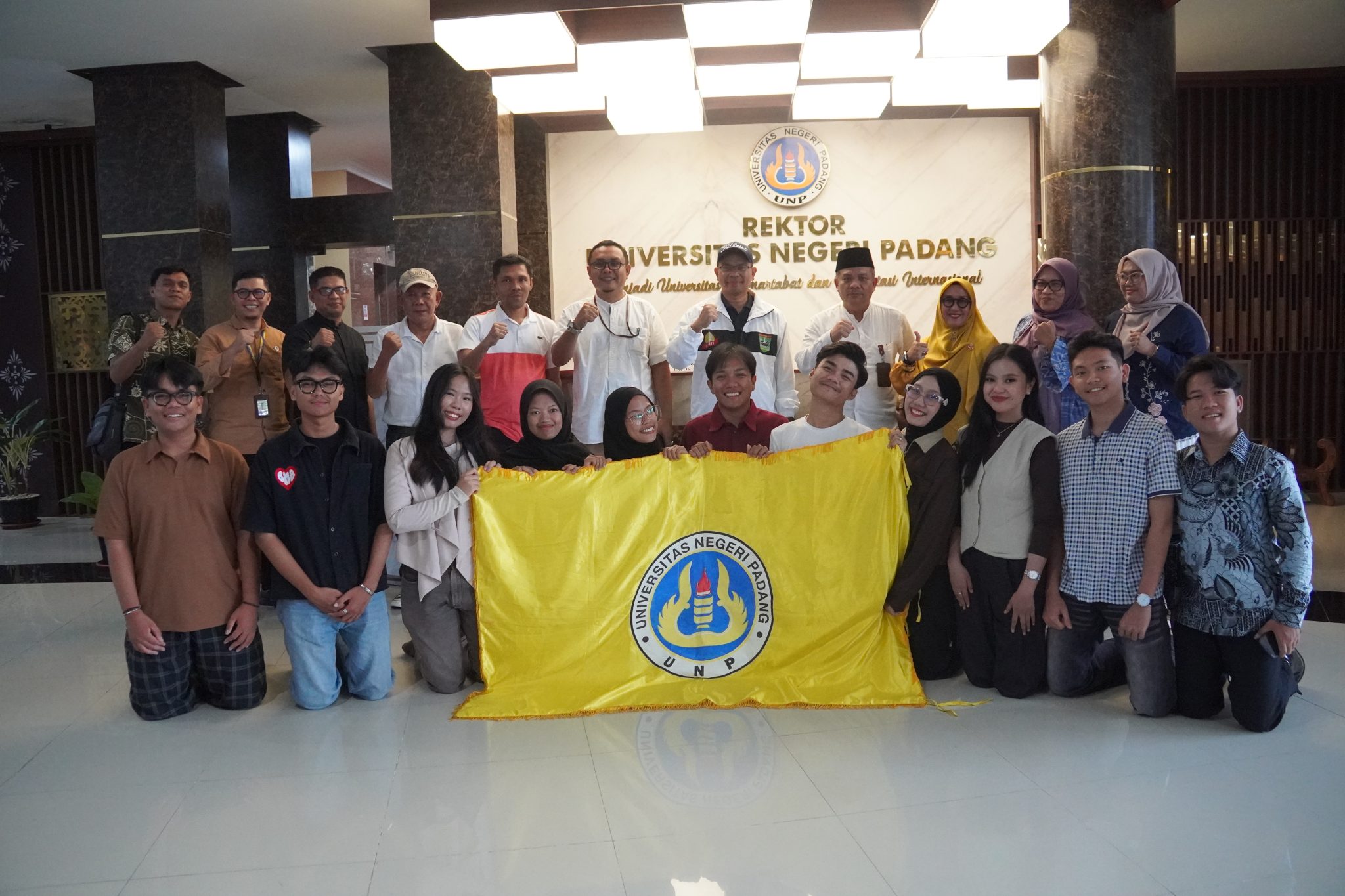 Rektor UNP Lepas 13 Mahasiswa Berlaga di Peksiminas XVIII 2026