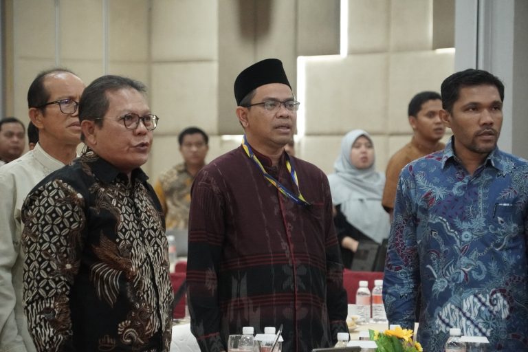 Direktur Dewan Eksekutif BAN-PT, Rektor UNP, Dekan FEB UNP (dari kiri ke kanan) saat acara FGD Penyusunan Akreditasi, Jumat (11/9/2026). (Foto: Aguswandi/KKPS)