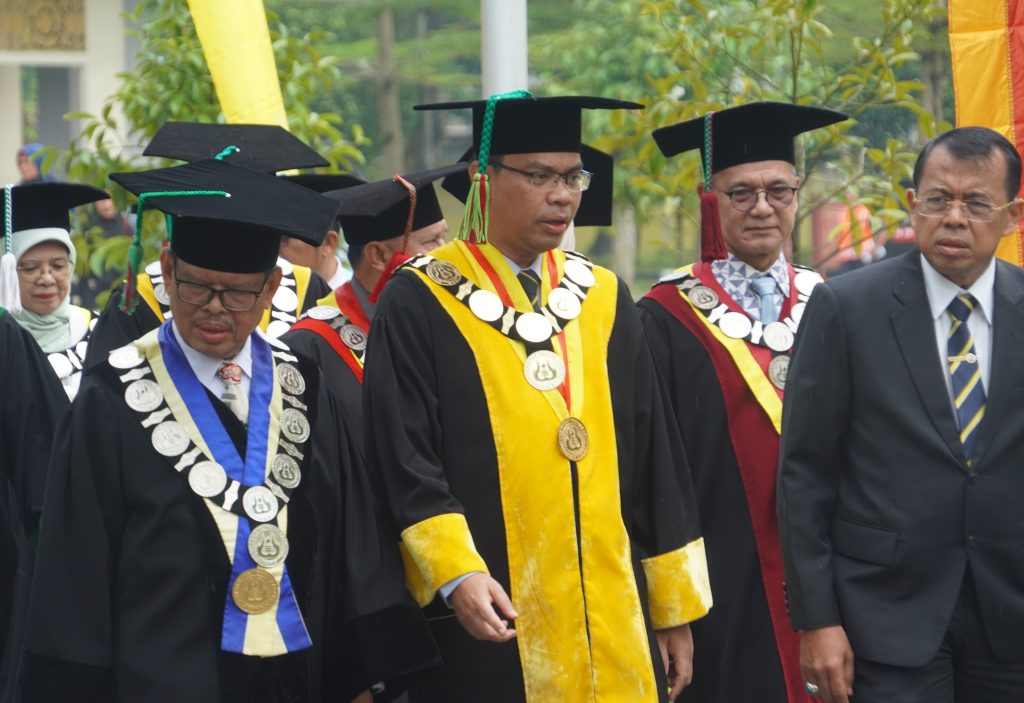 Ketua SAU, Rektor UNP dan Senior Eksekutif (dari kiri ke kanan) saat arak-arakan menuju Auditorium UNP, Selasa (29/9/2026). (Foto: Nur Azizah, Huswatun Hasana/ KKPS)