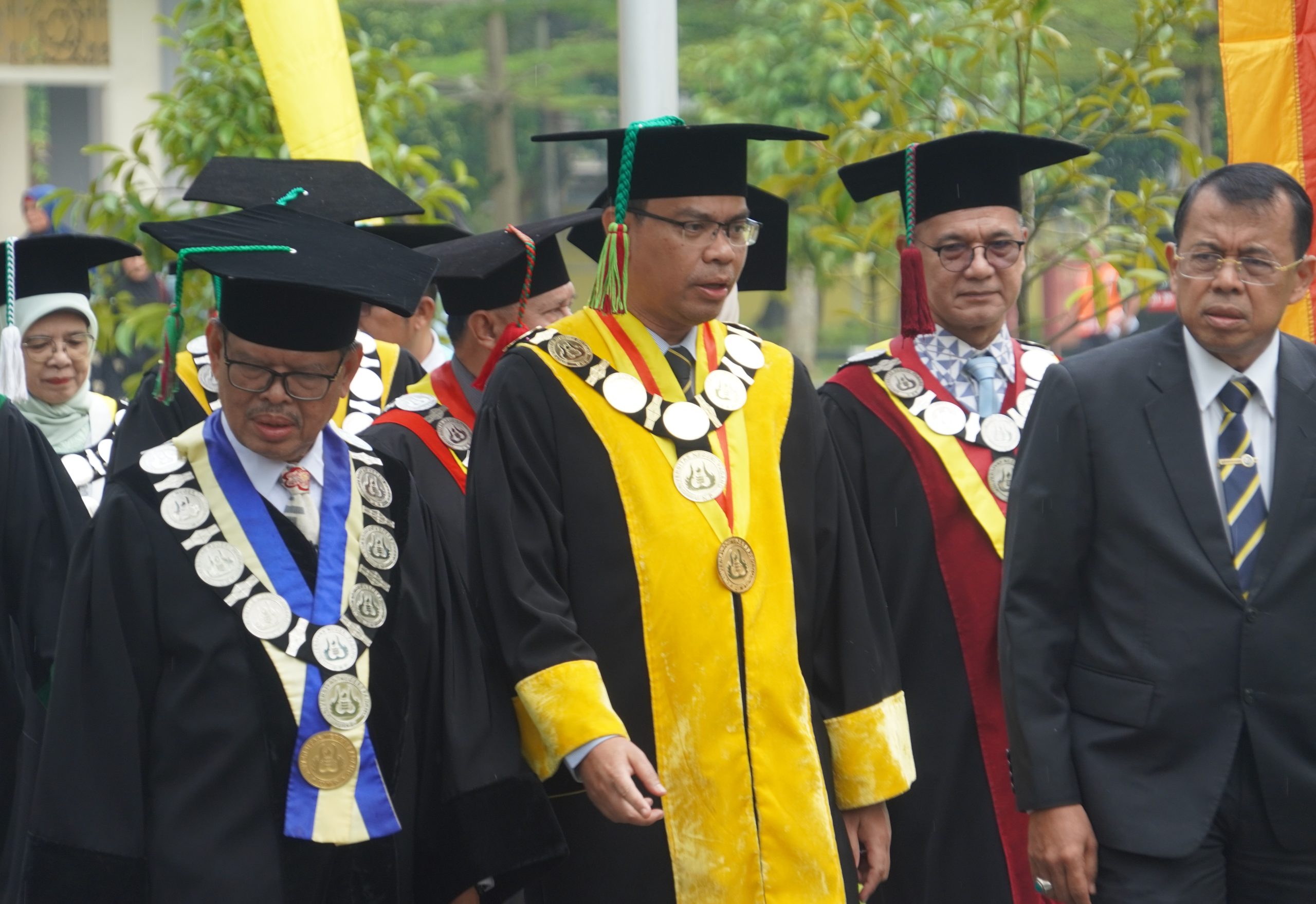 Ketua SAU, Rektor UNP dan Senior Eksekutif (dari kiri ke kanan) saat arak-arakan menuju Auditorium UNP, Selasa (29/9/2026). (Foto: Nur Azizah, Huswatun Hasana/ KKPS)