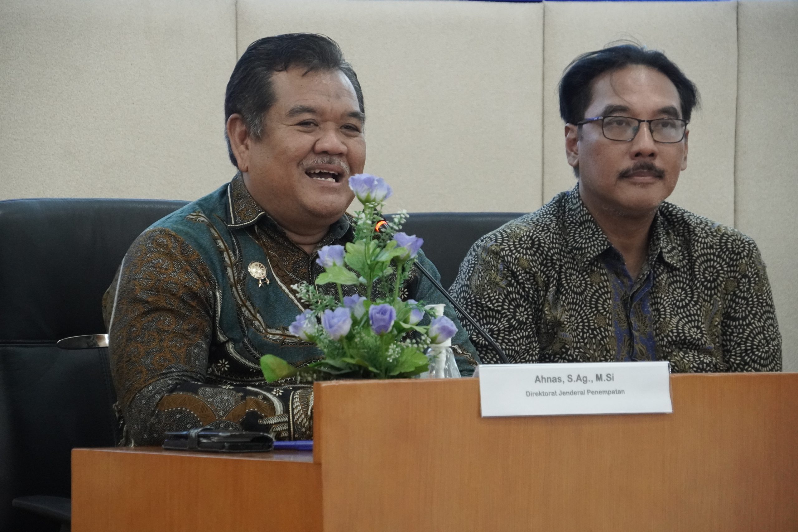 Direktur Jenderal (Dirjen) Peluang Kerja Luar Negeri Kementerian Pelindungan Pekerja Migran (KemenP2MI), Dwi setiawan susanto, S.E., M.SI., Ak dan Dirjen Penempatan KemenP2MI, Ahnas, S.Ag., M.Si., (dari kanan ke kiri) saat mengunjungi UNP, Jumat (18/9/2026). (Foto: Syafril/KKPS)