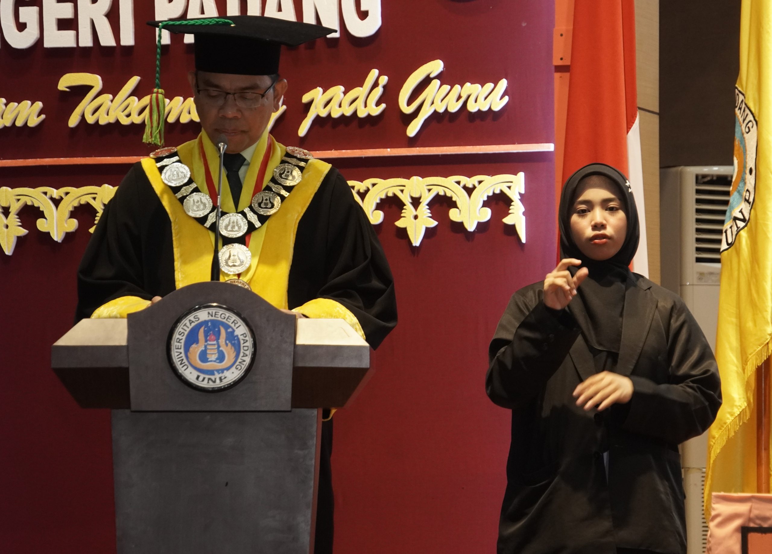 Rektor dibantu Juru Bahasa Isyarat (JBI) menterjemahkan pidatonya untuk disabilitas netra pada wisuda 145, Rabu (30/9/2926). (Foto: Tim Liputan KKPS)