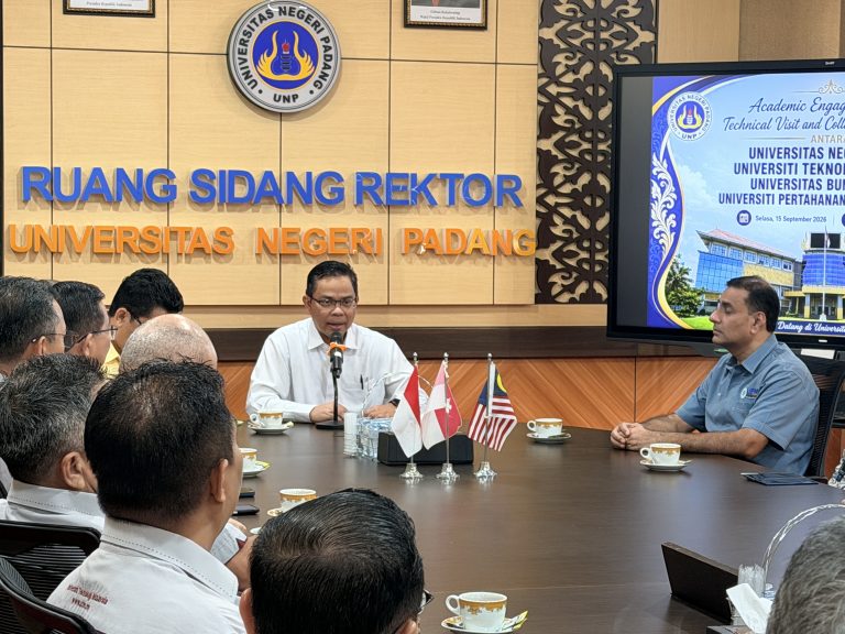 Rektor UNP, Ir. Krismadinata, Ph.D saat menyambut kehadiran delegasi Universitas Teknolohi Malaysia (UTM), Universitas Bung Hatta (UBH), dan Universitas Pertahanan Nasional Malaysia (UPNM) di Ruang Sidang Rektor (Foto: Silvia/KKPS)