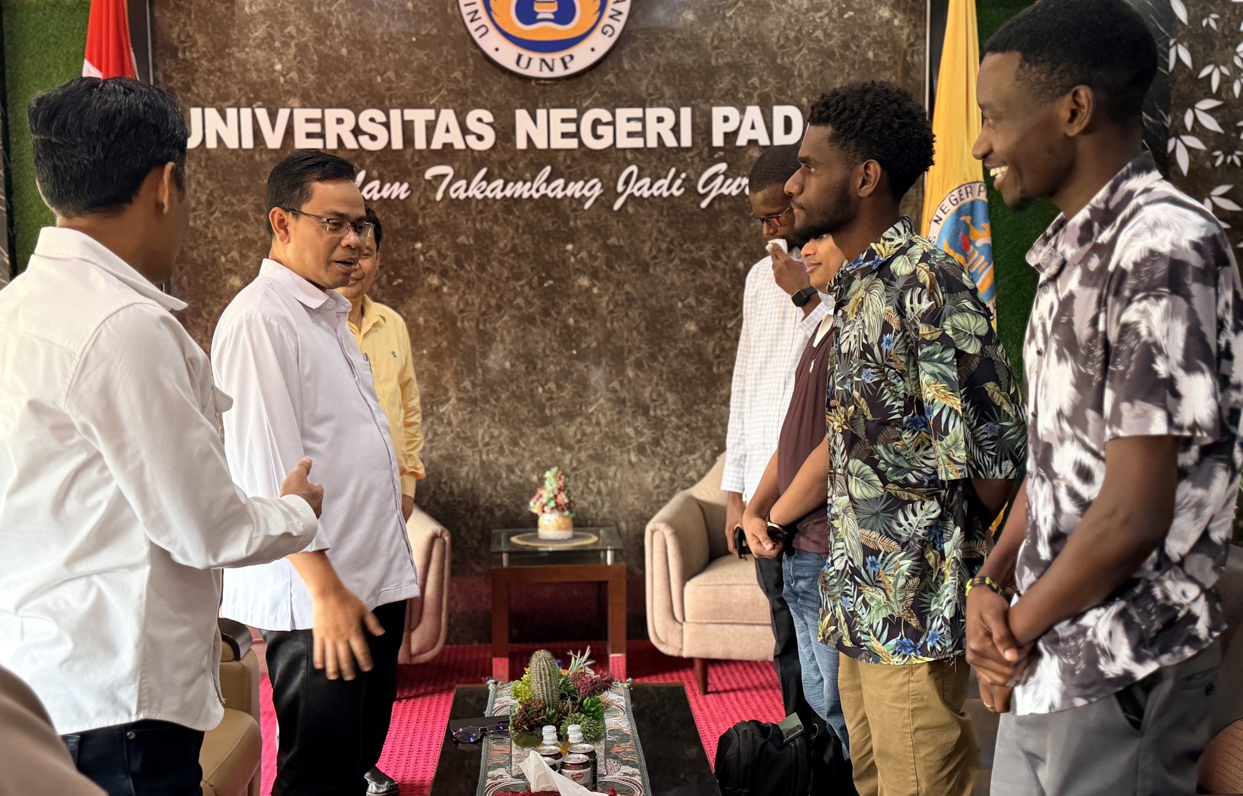 Rektor saat menerima kunjungan Mahasiswa Internasional di Ruang Tamu Rektor (Foto: Dian Melsa/KKPS)