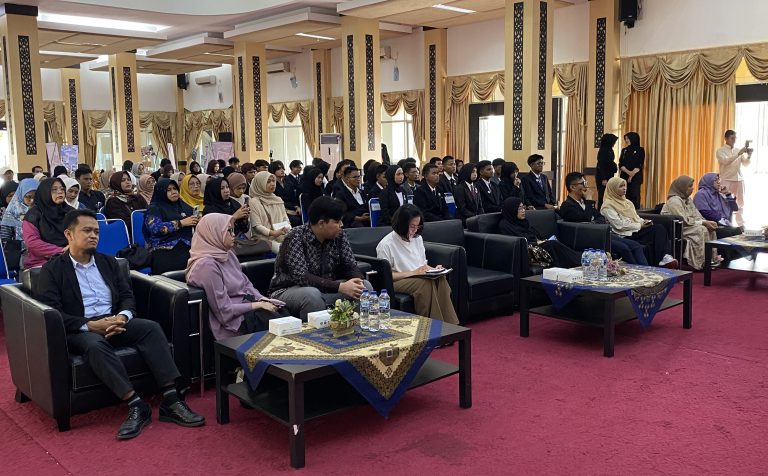 UPT Bahasa Universitas Negeri Padang saat melepas 39 lulusan Program English Acces, Kamis (17/9/2026) (Foto: Furqanul Hamdi/KKPS)