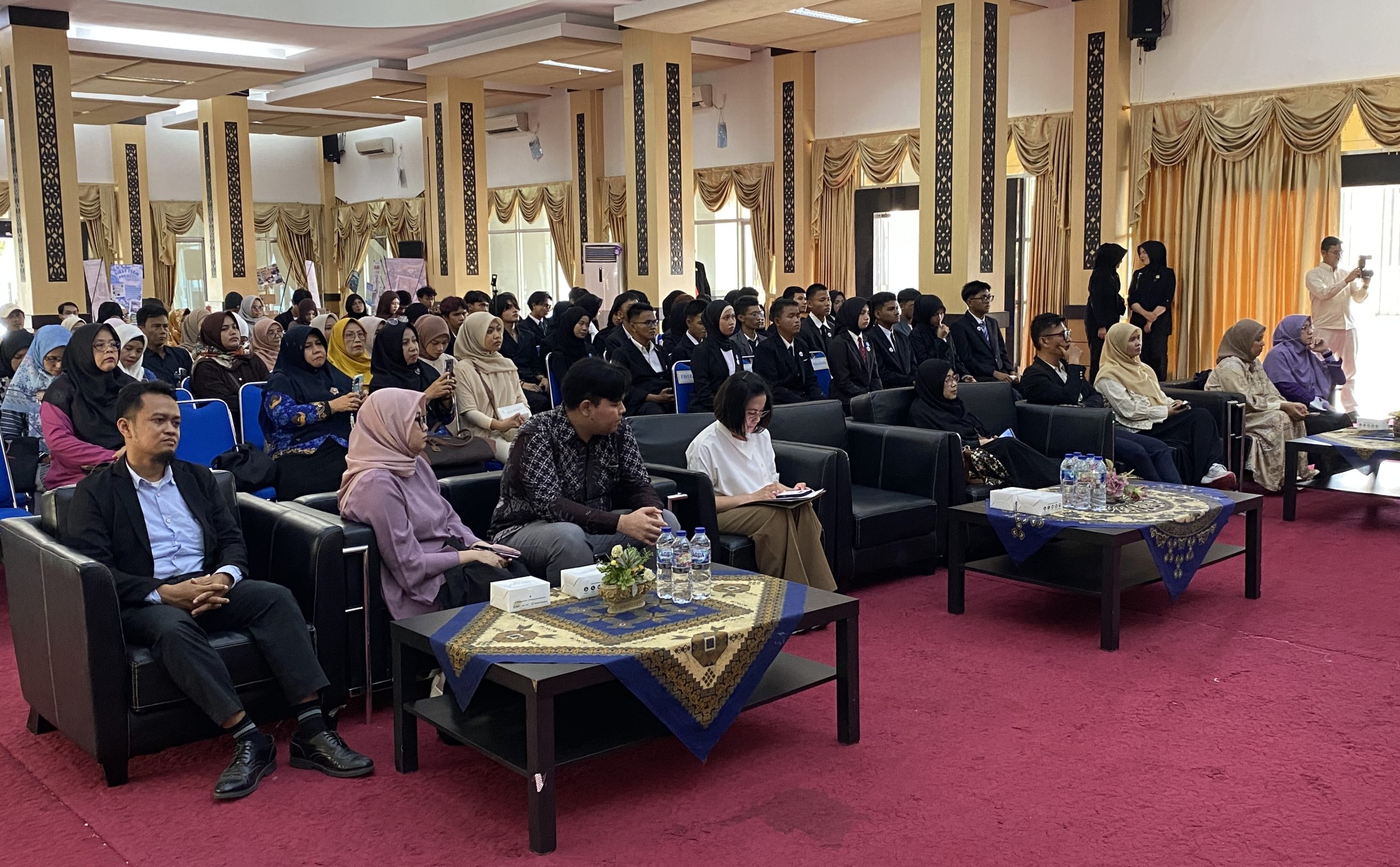 UPT Bahasa Universitas Negeri Padang saat melepas 39 lulusan Program English Acces, Kamis (17/9/2026) (Foto: Furqanul Hamdi/KKPS)