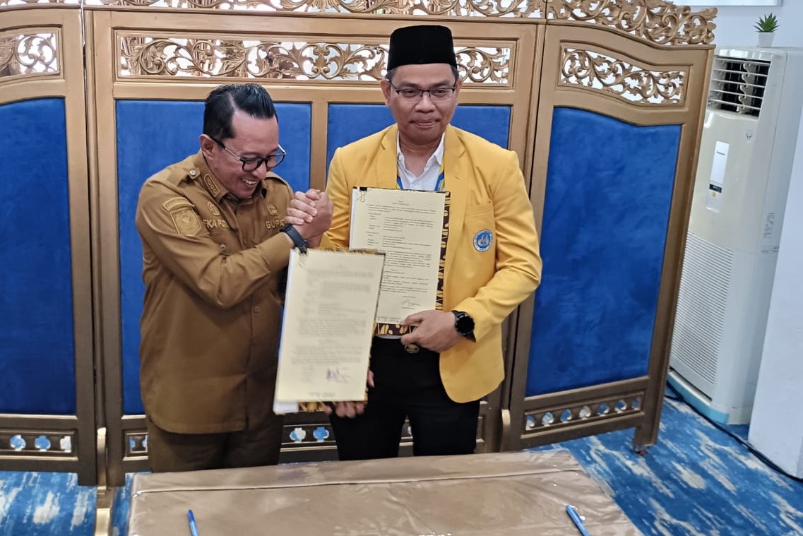 Rektor UNP Krismadinata, Ph.D. (Kanan) dan Bupati Tanah Datar Eka Putra, S.E., M.M. (Kiri) usai menandatangani kesepakatan bersama.