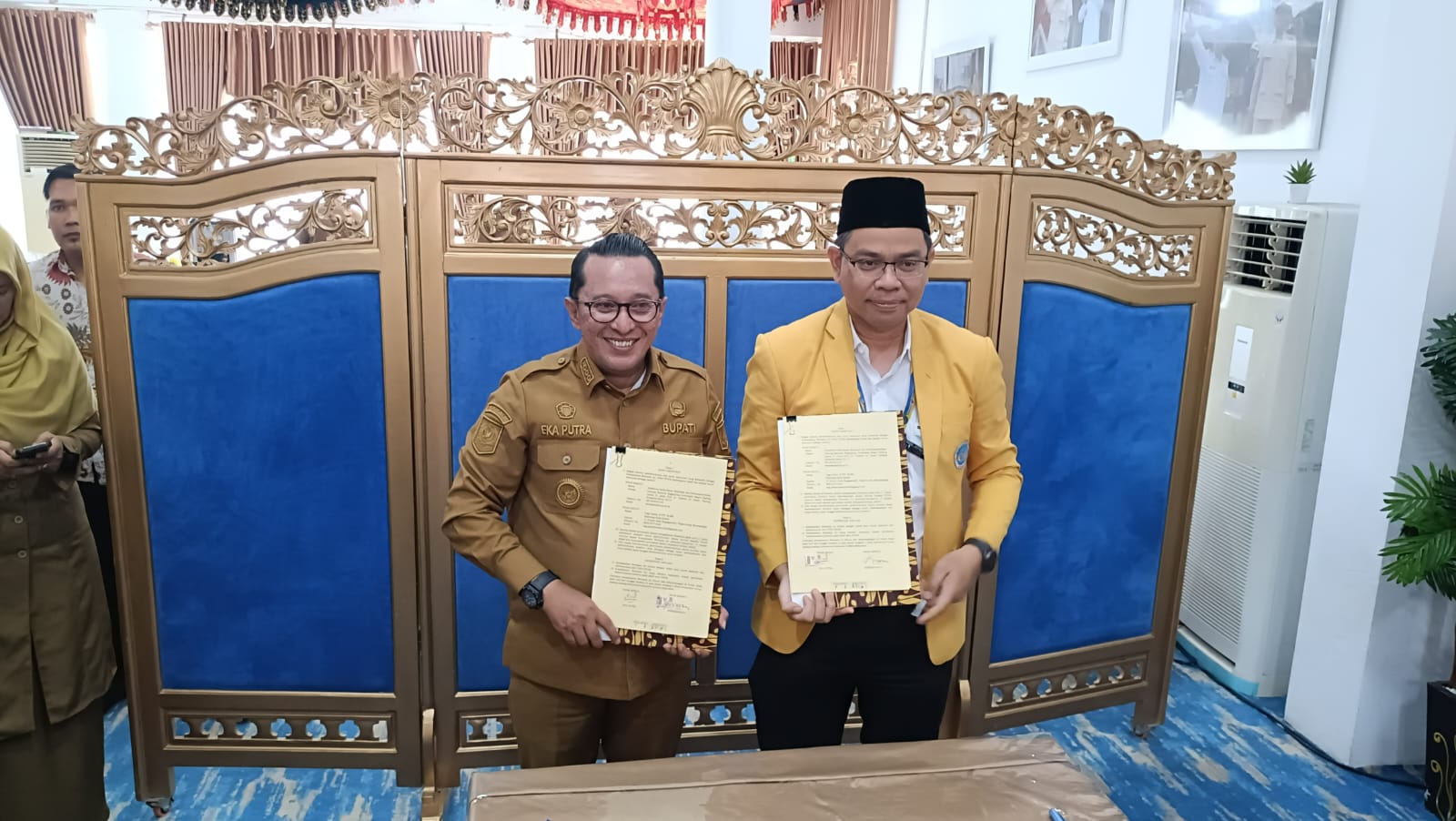 Rektor UNP Krismadinata, Ph.D. (Kanan) dan Bupati Tanah Datar Eka Putra, S.E., M.M. (Kiri) usai menandatangani kesepakatan bersama.