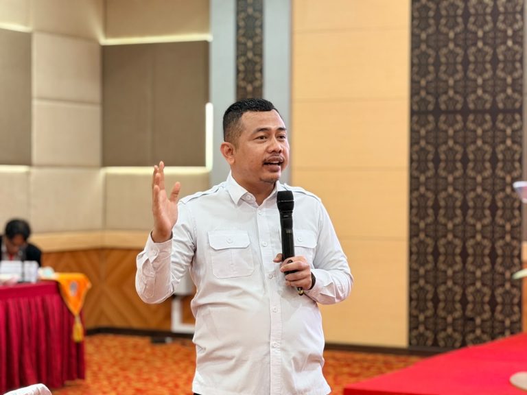 Kepala Kantor Komunikasi dan Pemasaran Strategis (KKPS) Universitas Negeri Padang (UNP), Dr. Haris Satria, M.Sn., saat memberikan materi pada Sekolah Keterbukaan Informasi UNP Angkatan III (Foto: Dian Melsa/KKPS)
