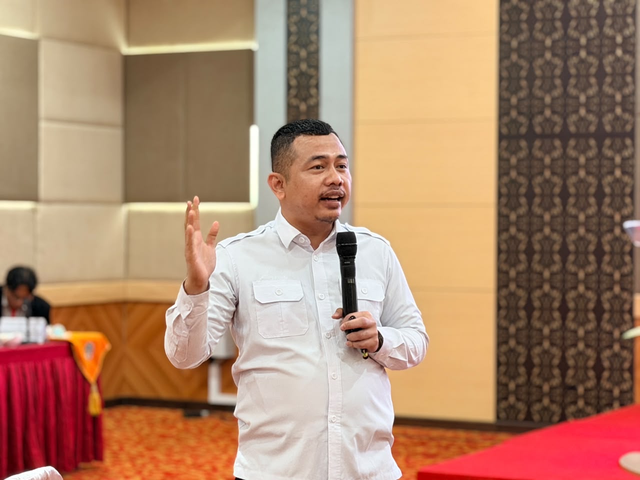 Kepala Kantor Komunikasi dan Pemasaran Strategis (KKPS) Universitas Negeri Padang (UNP), Dr. Haris Satria, M.Sn., saat memberikan materi pada Sekolah Keterbukaan Informasi UNP Angkatan III (Foto: Dian Melsa/KKPS)