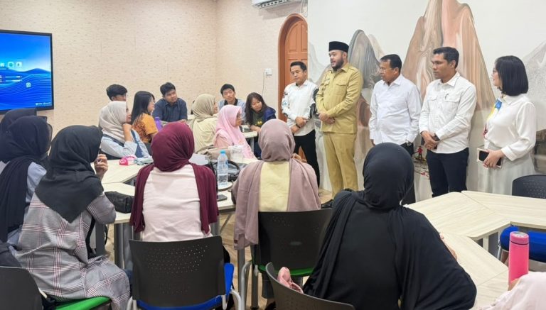 Wali Kota Padang Fadly Amran saat mengunjungi 17 mahasiswa penerima Program Padang Juara
