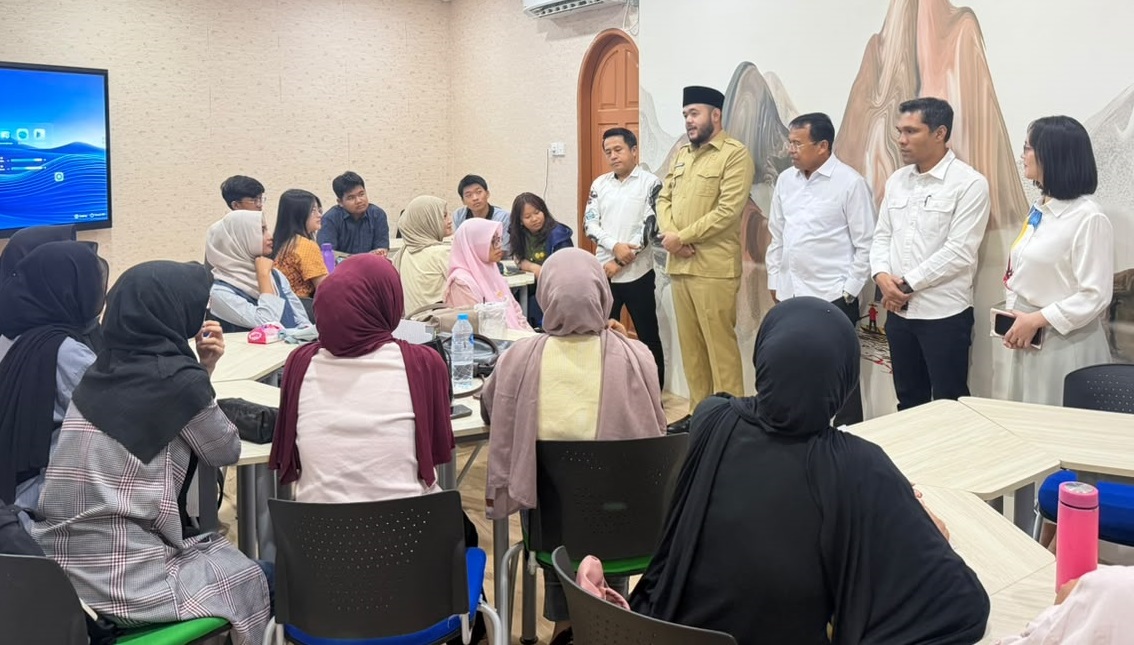 Wali Kota Padang Fadly Amran saat mengunjungi 17 mahasiswa penerima Program Padang Juara