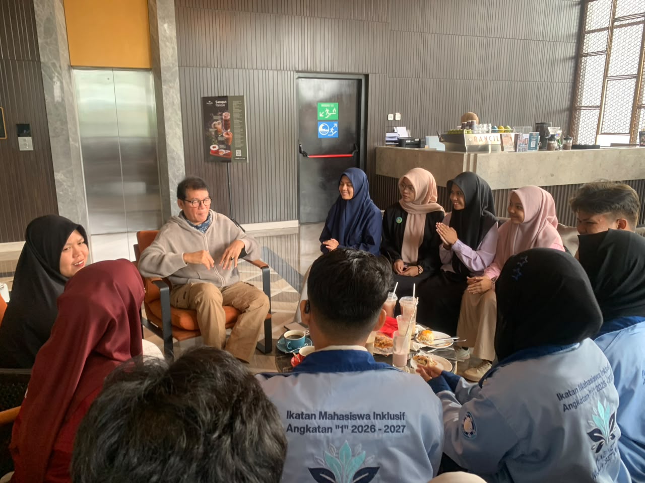 Mahasiswa UNP saat berdiskusi dengan Aktor Indonesia, Mathias Muchus