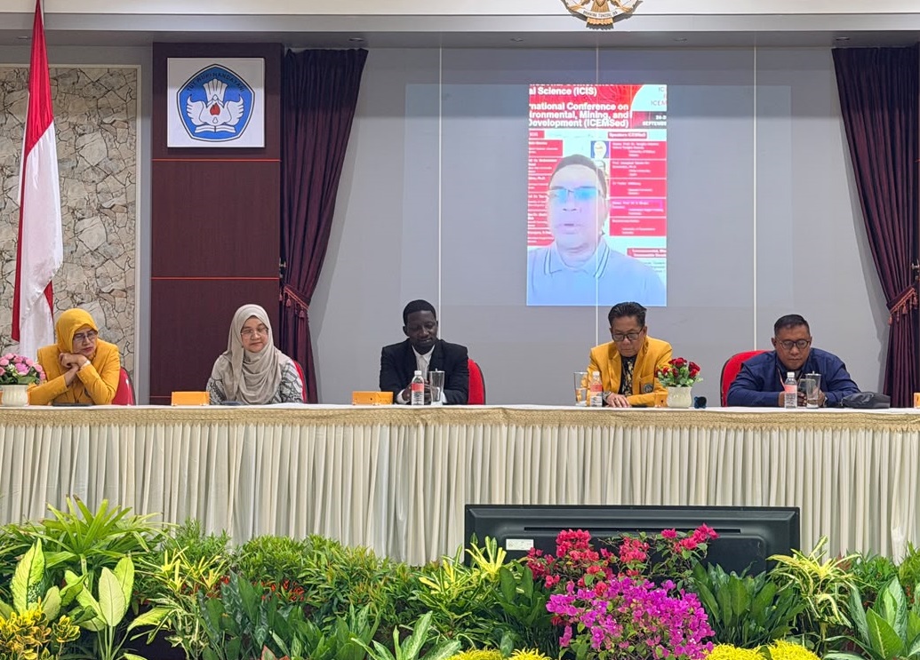 Rektor melalui aplikasi Zoom Meeting saat membuka konferensi internasional "2nd ICIS International Conference on Educational Sciences" dan "The 2nd International Conference on Environmental, Mining and Sustainable Development (ICEMSeD)". (Foto: Dian Melsa/ Silvia/ KKPS)