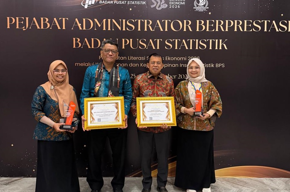Prof. Ganefri, Ph.D (Kedua dari kanan) usai mewakili UNP menerima Penghargaan Pojok Statistik Terbaik II Tingkat Nasional.