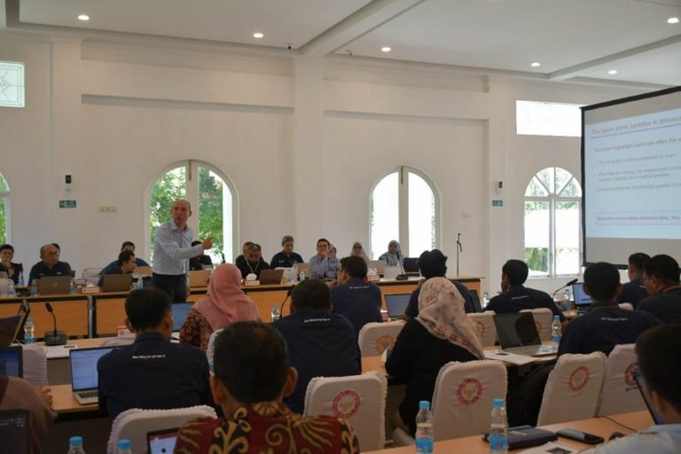 Prof. Aris A. Syntetos dari Cardiff University menyampaikan riset terkini tentang spare parts forecasting dan inventory management kepada peserta