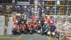 Tim UNP, Prof. Aris A. Syntetos, dan praktisi PT Semen Padang meninjau gudang persediaan suku cadang mesin industri dalam sesi site visit.
