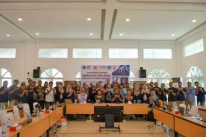 Pimpinan, narasumber, panitia, praktisi PT Semen Padang, dosen, dan mahasiswa UNP berfoto bersama dalam kegiatan Community Development di PT Semen Padang, Padang, Sumatera Barat.
