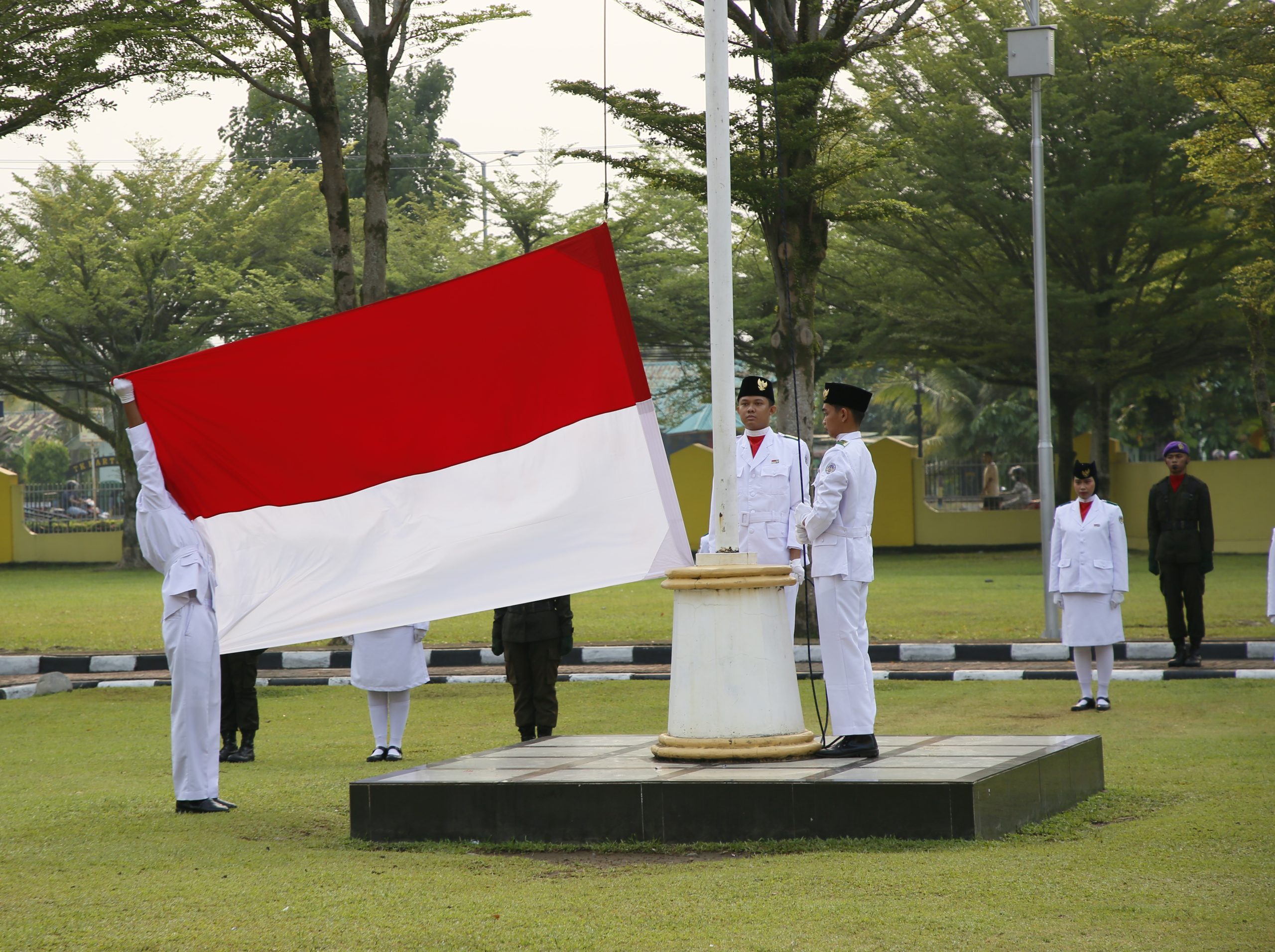 Pengibaran bendera merah putih pada Upacara Peringatan Hari Kesaktian Pancasila tahun 2026 di Ruang Terbuka Hijau Depan Gedung Rektorat UNP, Kamis (1/10/2026) (Foto: Ami Buyung/KKPS)