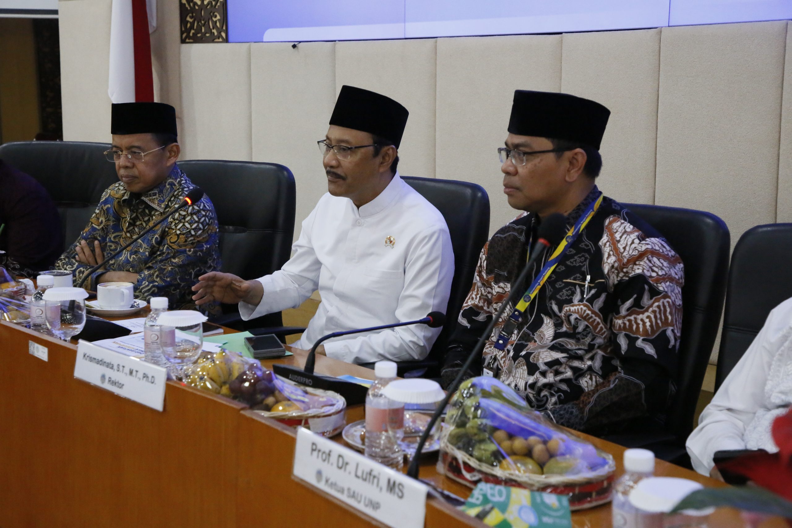 Senior Eksekutif, Menteri Sosial, Rektor UNP pada Kuliah Umum, Rabu (7/10/2026) (dari kiri ke kanan). (Foto: Furqanul Hamdi/KKPS)