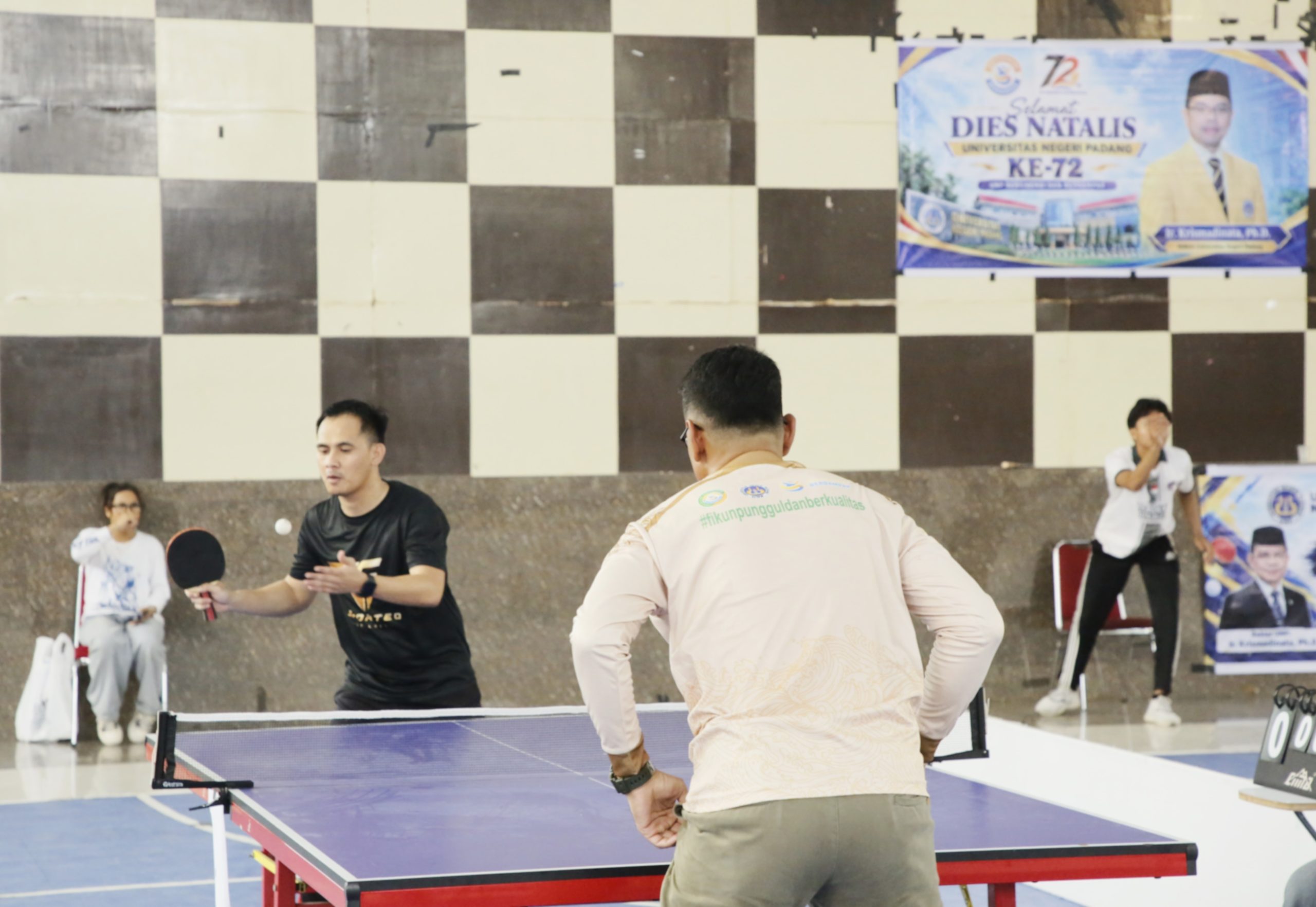 Pertandingan tenis meja dalam rangka dies natalis UNP ke-72, Rabu (14/10/2026). (Foto: Wira Fikri Ramadanu/KKPS)