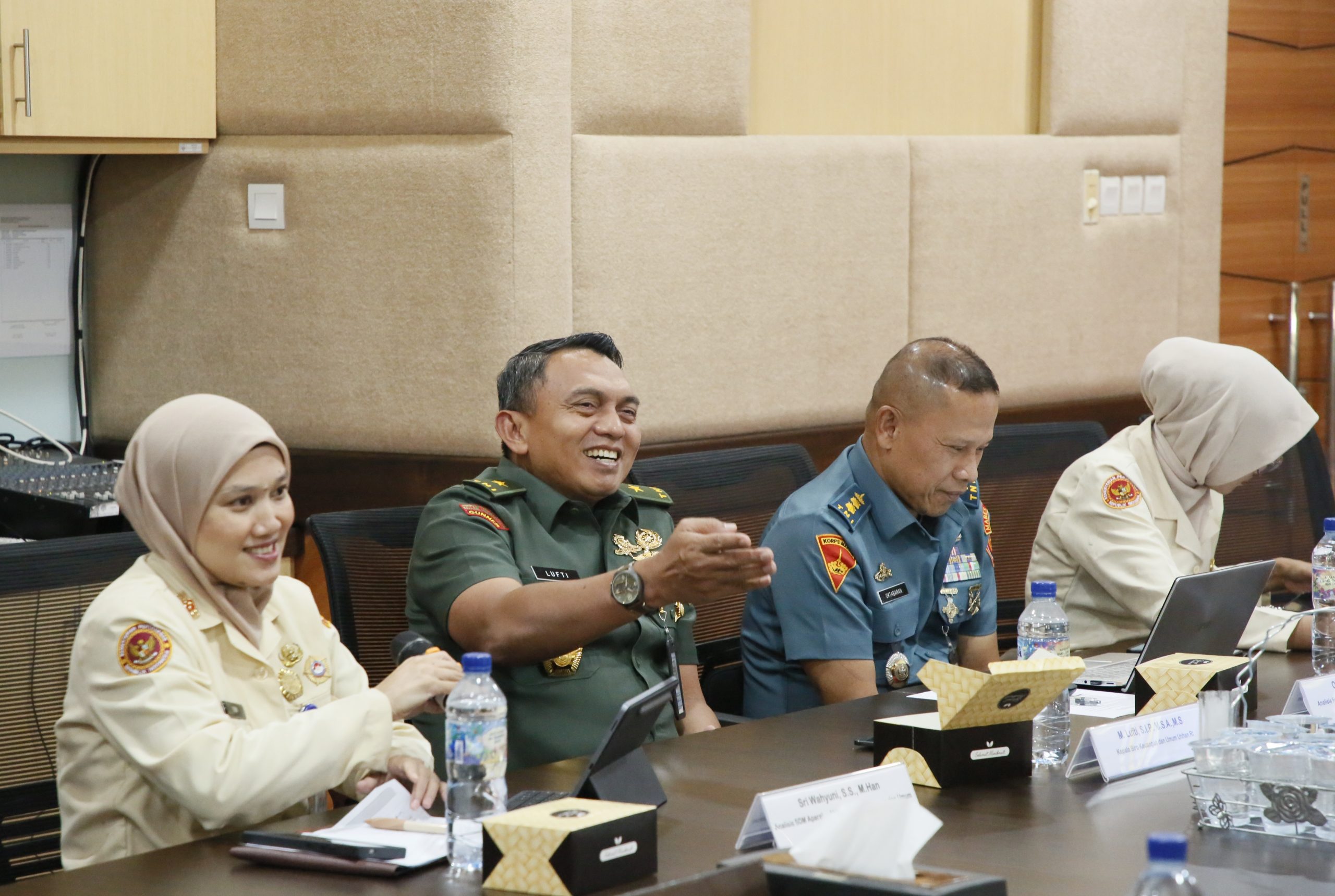 Rombongan dari Universitas Pertahanan RI yang pada kunjungan ke UNP dipimpinan Wakil Rektor Bidang Keuangan dan Umum Unhan RI, Brigadir Jenderal TNI M. Lufti, S.I.P., M.S.A., M.S., (kedua dari kiri) saat sesi diskusi. (Foto: Wira Fikri Ramadanu/KKPS)