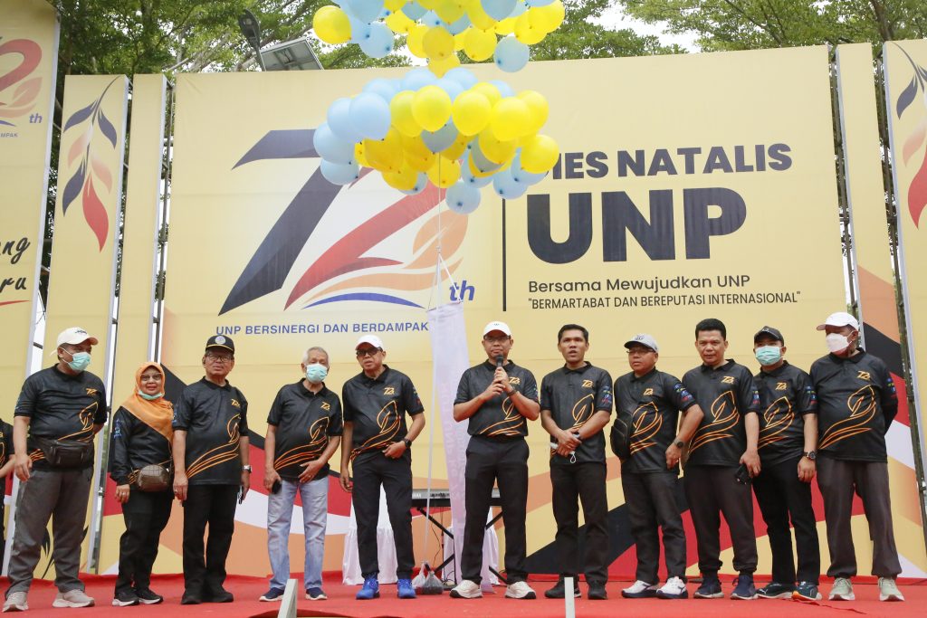 Rektor (tengah) beserta Senior Eksekutif, Ketua MWA, SAU dan pimpinan UNP saat membuka kegiatan jalan santai dan penanaman pohon dalam rangka Dies Natalis UNP ke-72. (Foto: Tim Liputan KKPS)