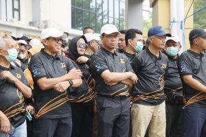 Rektor (tengah) beserta Senior Eksekutif, Sekretaris MWA dan pimpinan serta civitas UNP saat di garis start jalan santai dan penanaman pohon dalam rangka Dies Natalis UNP ke-72. (Foto: Tim Liputan KKPS)