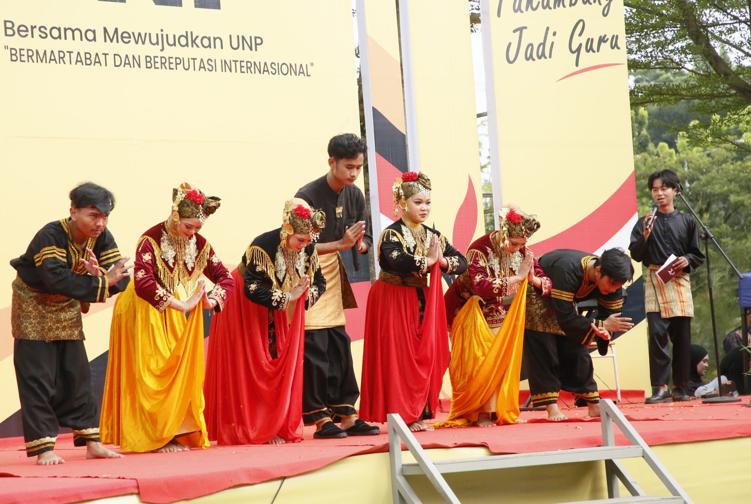 Pertujukan kontingen Fakultas Ekonomi dan Bisnis pada Panggung Rakyat, Dies Natalis UNP ke-72. (Foto: Huswatun, Nur Azizah, Silvia/KKPS)