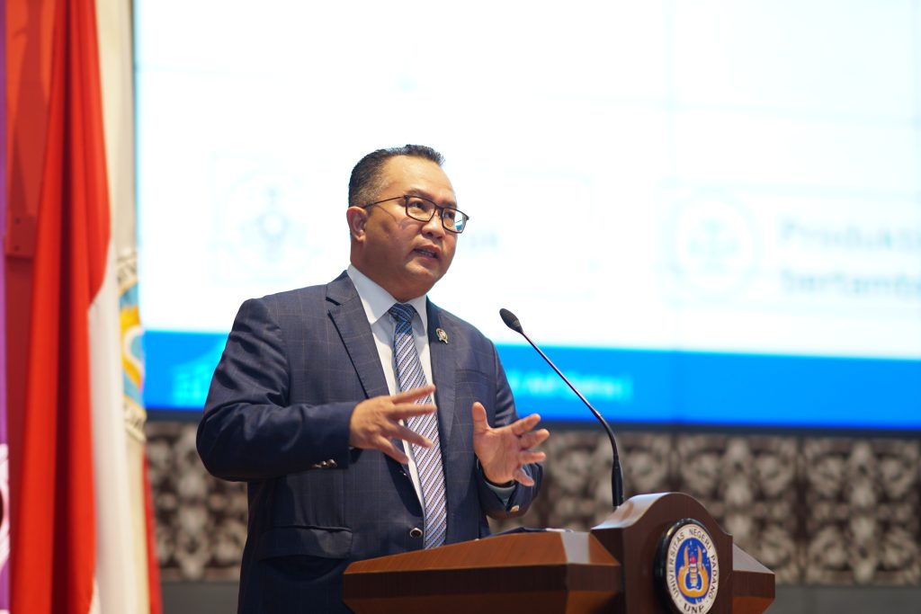 Kepala Badan Riset dan Inovasi Nasional (BRIN), Prof. Dr. Arif Satria, S.P., M.Si., saat menyampaikan orasi ilmiah pada Sidang Terbuka Senat Akademik dalam rangka Dies Natalis ke-72 UNP, Jumat (23/10/2026). (Foto: Aguswandi/KKPS)