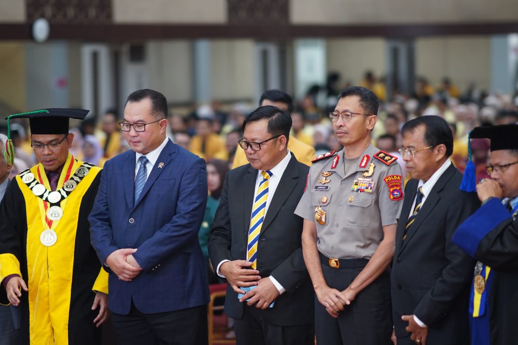 Kapolda Sumatera Barat, Irjen Pol. Drs. Jawari, S.H., M.H. (ketiga kanan) saat foto bersama pada momen Sidang Terbuka Senat Akademik Dies Natalis UNP ke 72. (Foto: Aguswandi/KKPS)