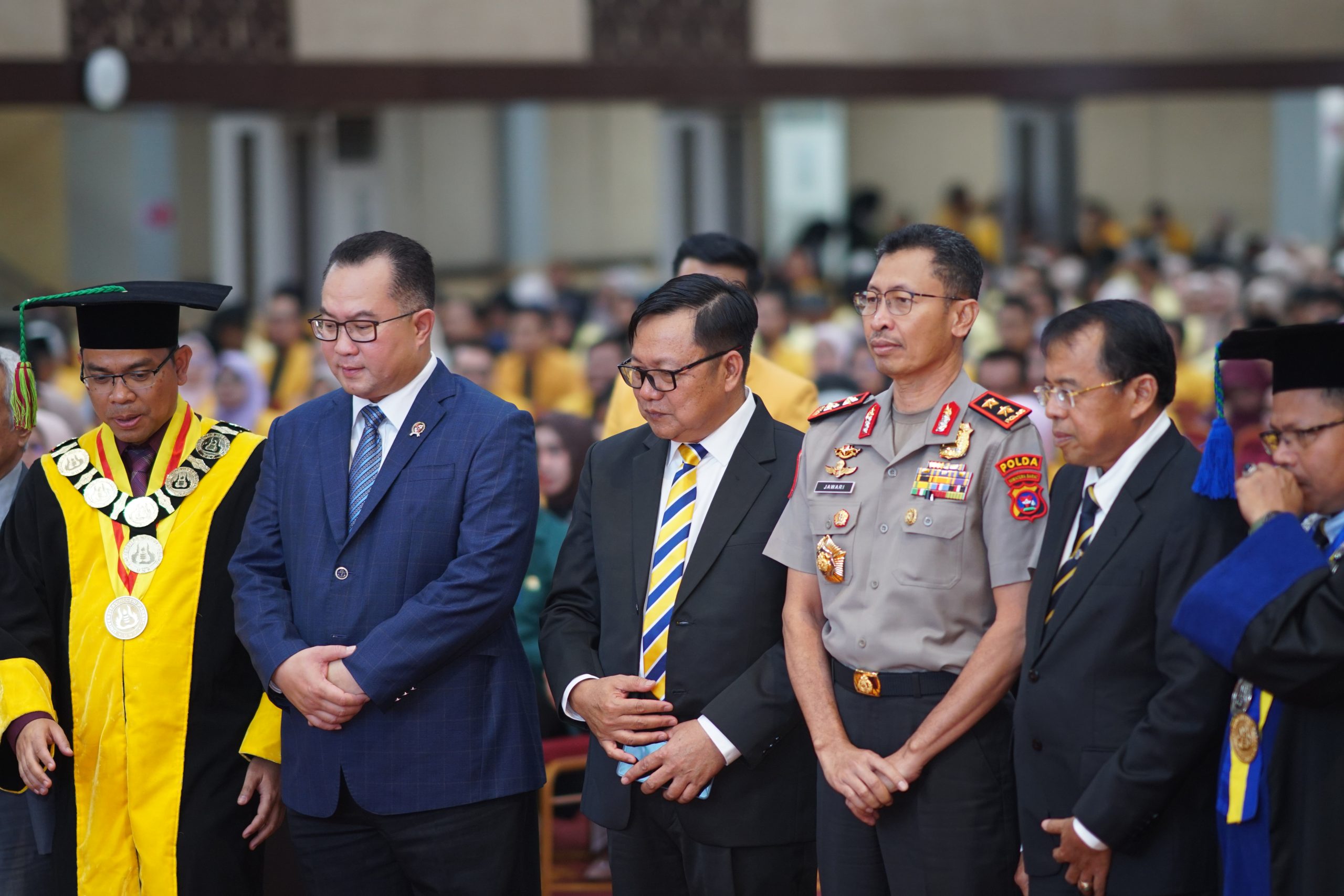 Kapolda Sumatera Barat, Irjen Pol. Drs. Jawari, S.H., M.H. (ketiga kanan) saat foto bersama pada momen Sidang Terbuka Senat Akademik Dies Natalis UNP ke 72. (Foto: Aguswandi/KKPS)