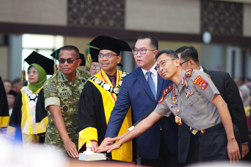 Pangdam, Rektor, Kepala BRIN, Kapolda (dari kiri ke kanan) saat memencet tombol peluncuran buku di Sidang Senat Terbuka Dies Natalis UNP ke 72. (Foto: Aguswandi/KKPS)