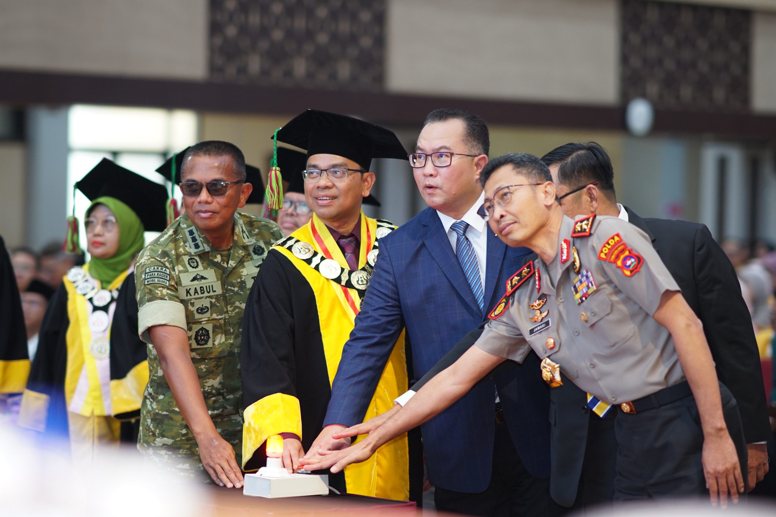 Pangdam, Rektor, Kepala BRIN, Kapolda (dari kiri ke kanan) saat memencet tombol peluncuran buku di Sidang Senat Terbuka Dies Natalis UNP ke 72. (Foto: Aguswandi/KKPS)