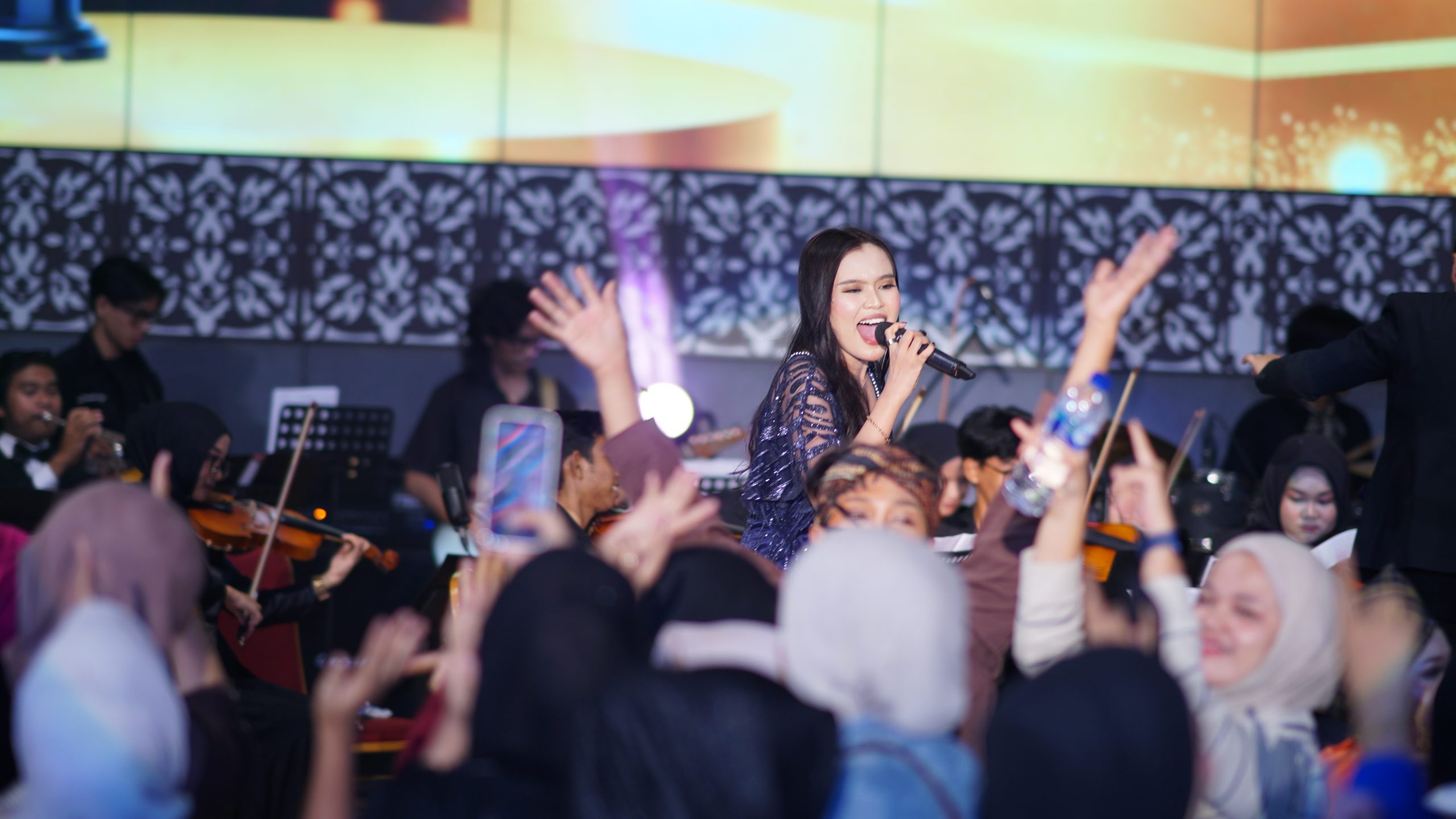 Penampilan Chelsa Olivia Jonanda atau Chacah D'Academy, Mahasiswa Prodi Musik FBS UNP pada malam puncak Dies Natalis UNP ke 72. (Foto: Aguswandi/KKPS