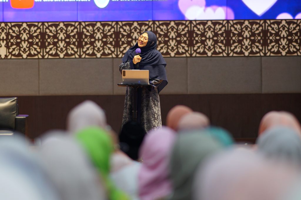 Praktisi Neuroparenting Skill, dr. Aisah Dahlan, CHt., CM.NLP., CI., saat menyampaikan materinya di Auditorium UNP. (Foto: Aguswandi/KKPS)