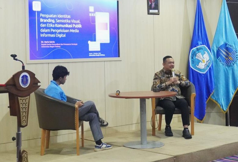 Haris Satria (kanan) saat menyampaikan materi di UBB (Foto: Istimewa)