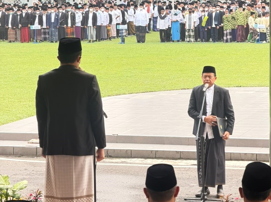 Prof. Ganefri, Ph.D., saat membacakan naskah Resolusi Jihad pada upacara peringatan Hari Santri Nasional 2026 tingkat Provinsi Sumatera Barat, Kamis (22/10/2026).