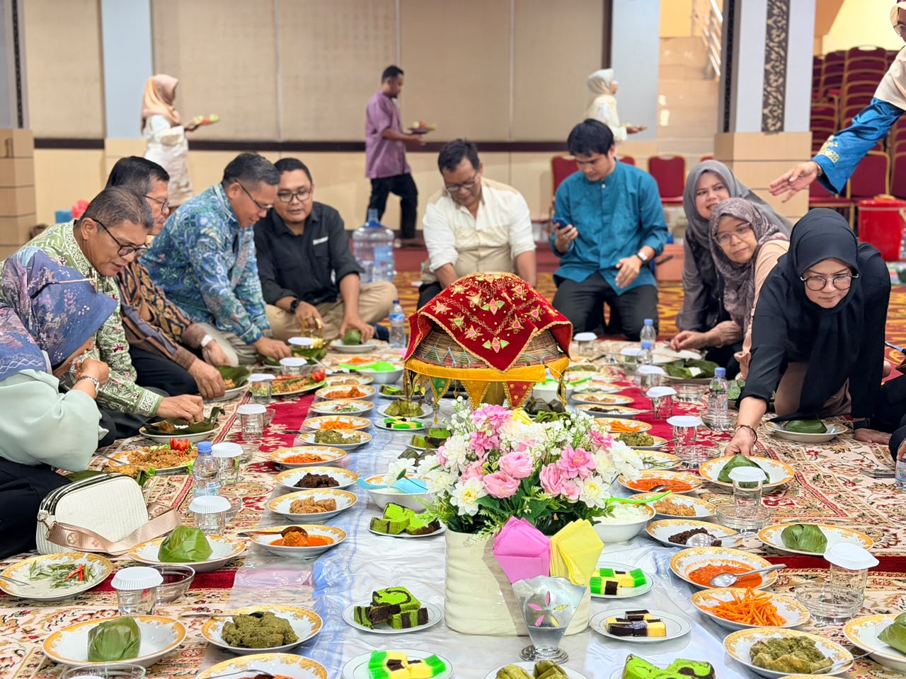 Suasana makan barapak dalam rangka Dies Natalis UNP ke-72. (Foto: Dian Melsa/KKPS)