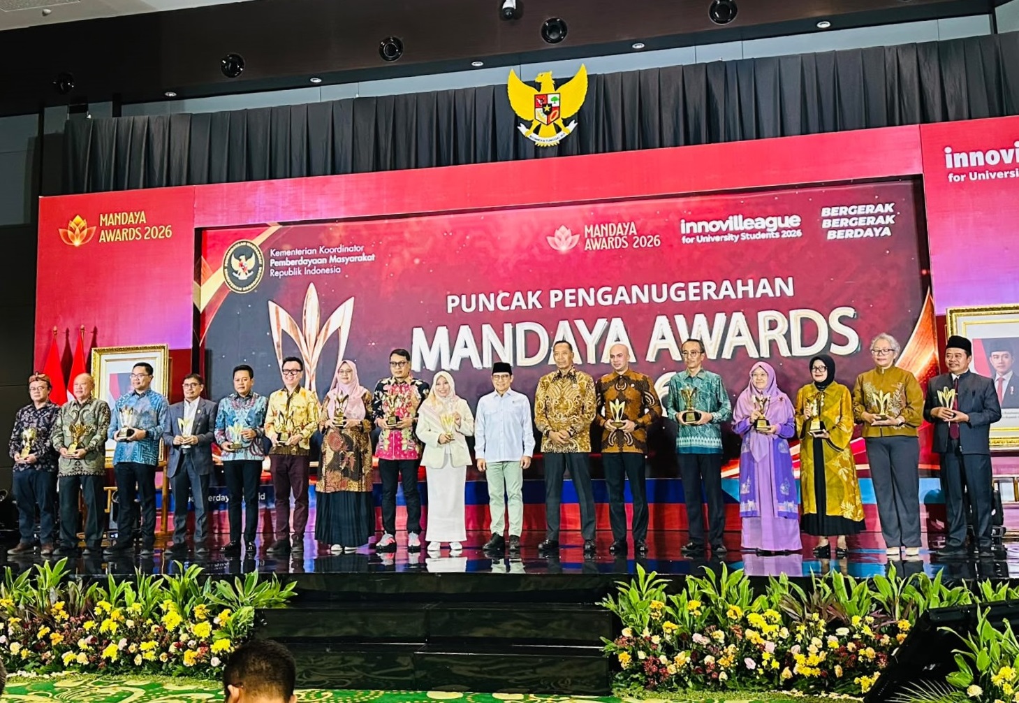 Rektor (ketiga dari kiri) saat menerima penghargaan Juara III Mandaya Awards kategori Perguruan Tinggi Negeri Badan Hukum (PTNBH)